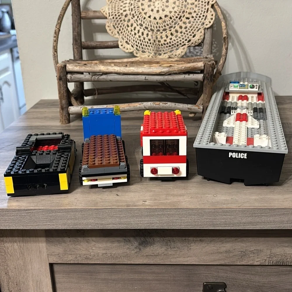 PRE OWNED LOT OF LEGO Police Boat and Vehicle Building Set